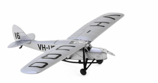 front starboard side view of Oxford Diecast 72PM007 - 1/72 scale diecast model of the de Havilland DH 80A Puss Moth, registration VH-UQO, pilot Jimmy Melrose, 1934 Mac Robertson Air Race, London to Melbourne