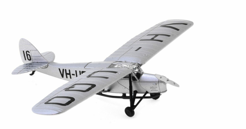 front starboard side view of Oxford Diecast 72PM007 - 1/72 scale diecast model of the de Havilland DH 80A Puss Moth, registration VH-UQO, pilot Jimmy Melrose, 1934 Mac Robertson Air Race, London to Melbourne