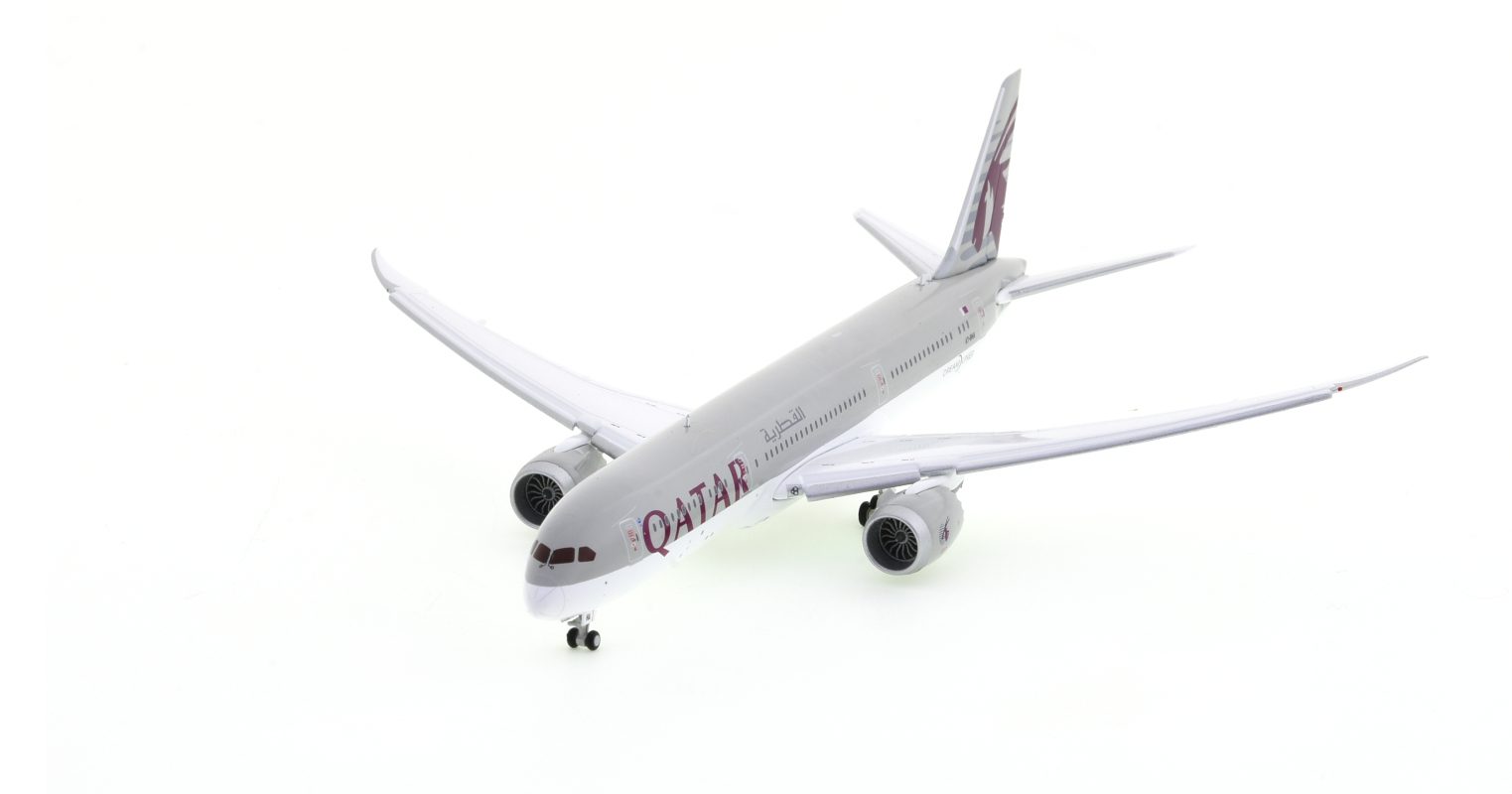 Front port side view of the Boeing B787-9 Dreamliner 1/400 scale diecast model of registration A7-BHA, in the livery of Qatar Airlines - Gemini Jets GJQTR1915 