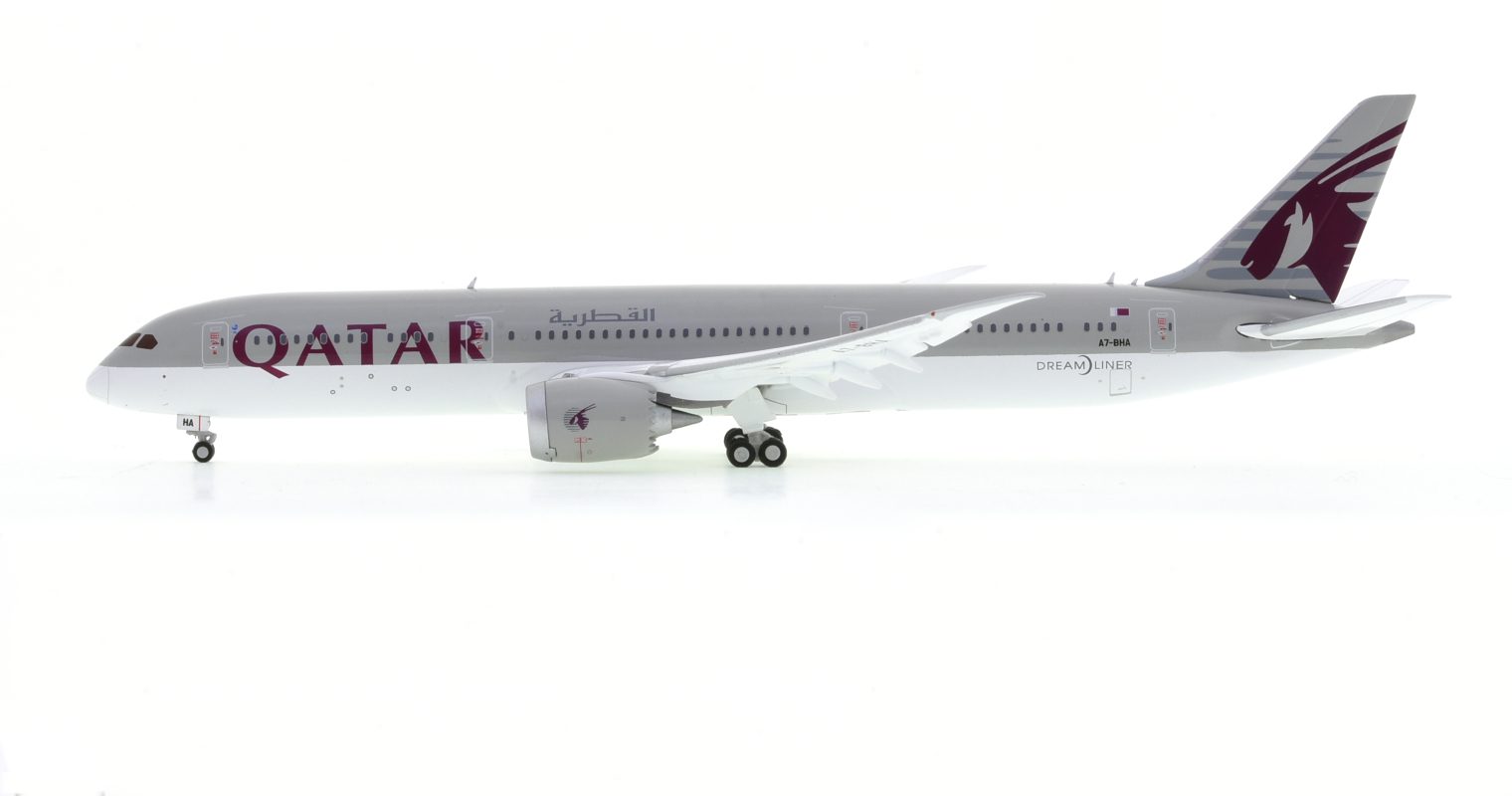 Port side view of the Boeing B787-9 Dreamliner 1/400 scale diecast model of registration A7-BHA, in the livery of Qatar Airlines - Gemini Jets GJQTR1915 