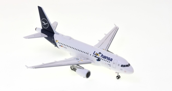Front starboard side view of the 1/200 scale diecast model Airbus A321-200, registration D-AILU in the livery of Lufthansa with special "Lulu Stork" logo, circa 2018 - Herpa HE570985