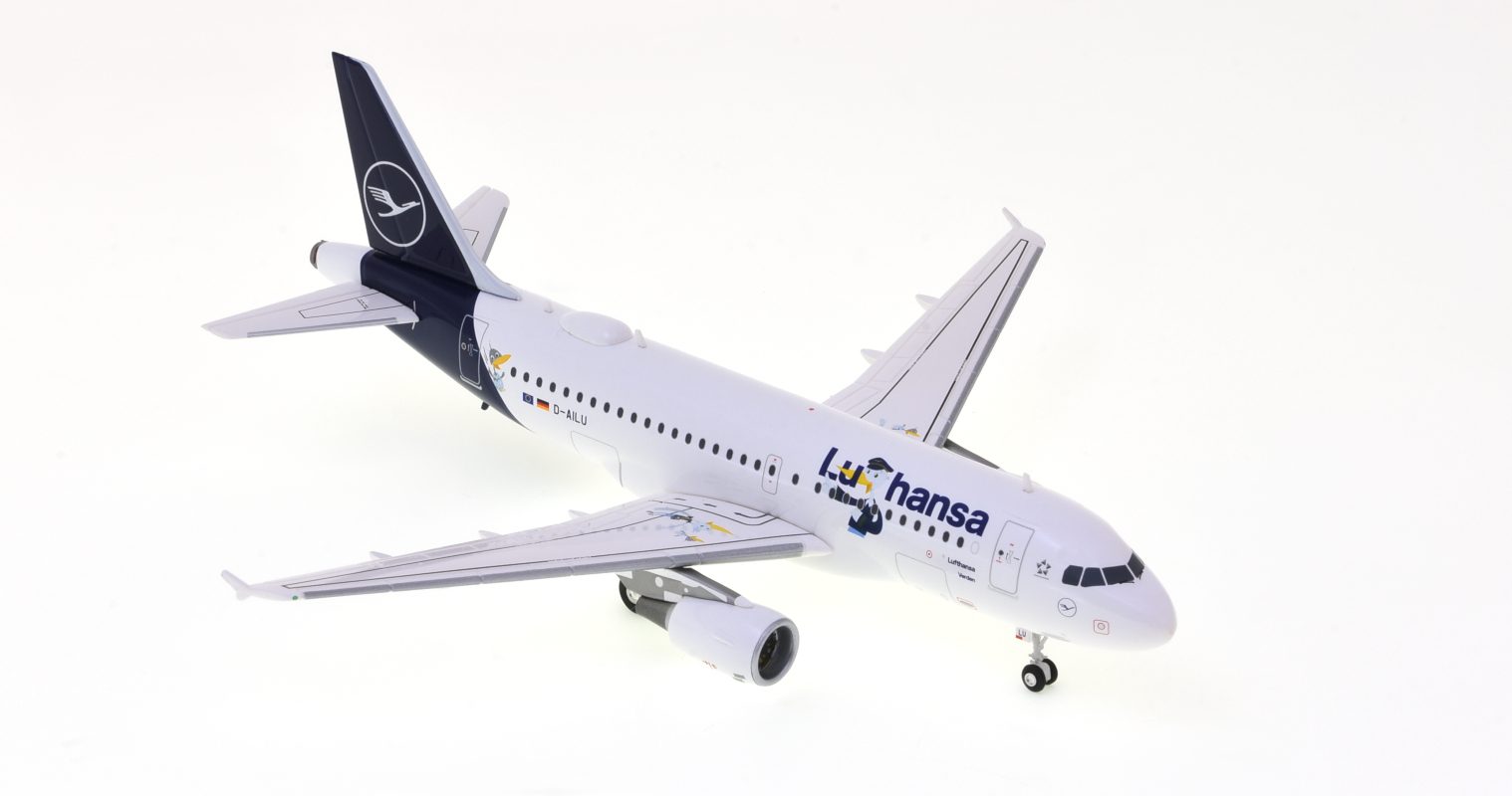 Front starboard side view of the Airbus A321-200 1/200 scale diecast model of registration D-AILU in the livery of Lufthansa with special 