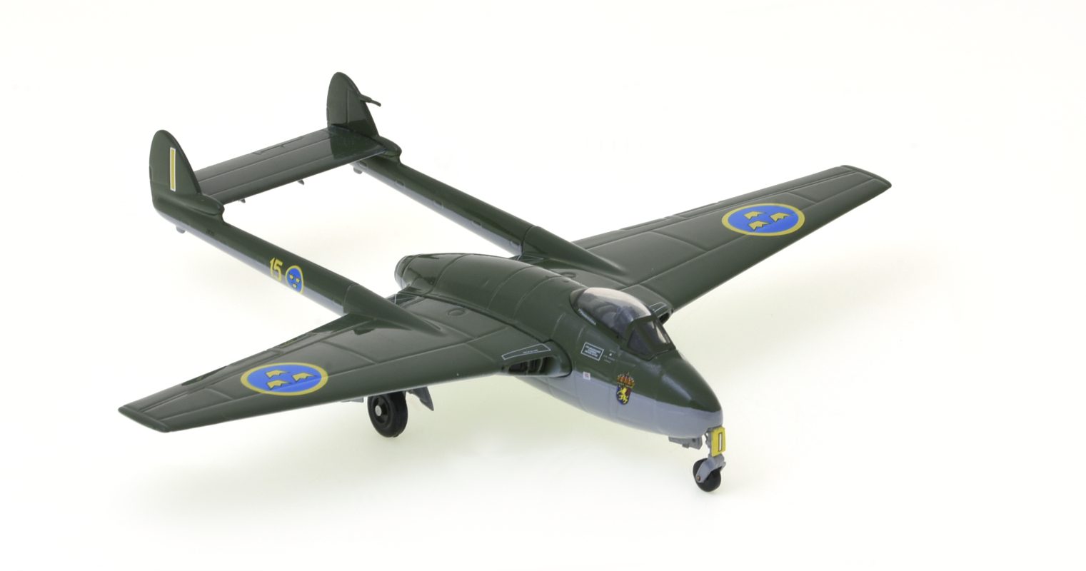 Front starboard side view of the de Havilland Vampire J18B (FB. 50) 1/72 scale diecast model of Yellow 1, F 15 Söderhamn, Svenska Flygvapnet (Swedish Air Force), circa the early 1950s - Herpa HE580625