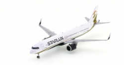 Front port side view of the Airbus A321neo 1/200 scale diecast model of registration B-58201 in Starlux Airline's livery. - JC Wings EW221N001
