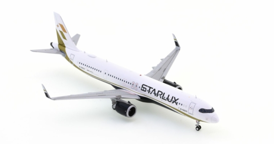 Front Starboard side view of the 1/200 scale diecast model Airbus A321-200neoregistration B-58201 in Starlux Airlines livery.- JC Wings EW221N001