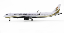 Port side view of the Airbus A321neo 1/200 scale diecast model of registration B-58201 in Starlux Airline's livery. - JC Wings EW221N001