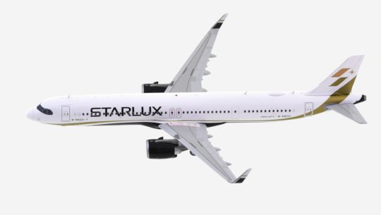 Top view of JC Wings EW221N001 - 1/200 scale diecast model Airbus A321neo, registration B-58201 in Starlux Airline's livery.