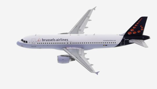 Top view of the 1/200 scale diecast model Airbus A320-200 registration OO-SNJ in Brussels Airlines livery - JFox JF-A320-027