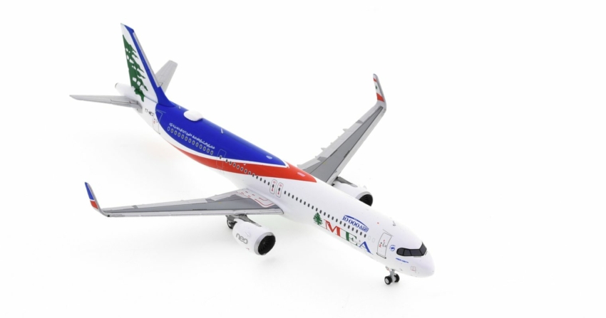 Front starboard side view of the 1/400 scale diecast model Airbus A321-200neo of registration T7-ME3 in MEA's livery - Panda Models PM202035