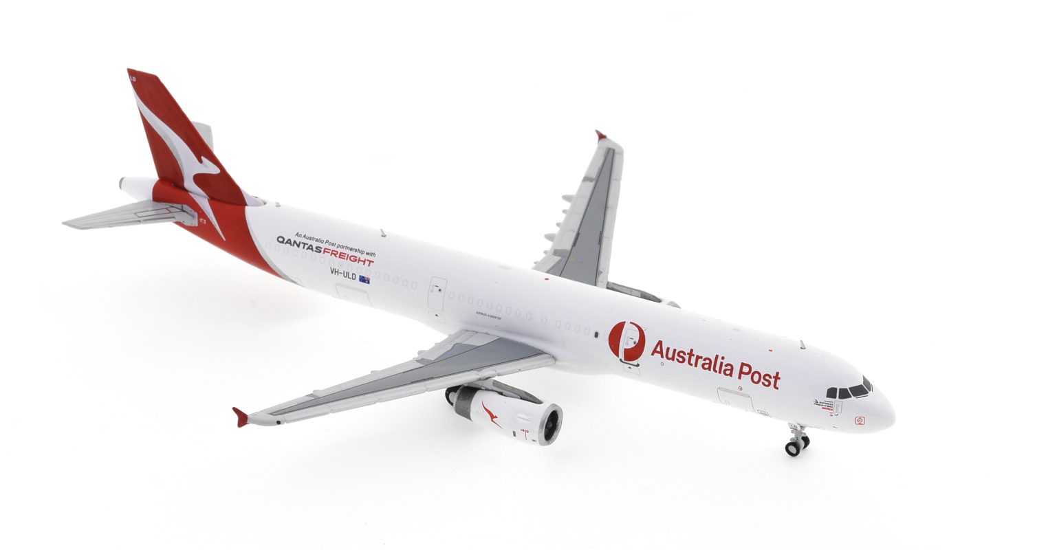 Front starboard side view of Gemini Jets GJQFA1955 - 1/400 scale diecast model Airbus A321P2F, registration VH-ULD in Qantas Freight-Australia Post's livery.