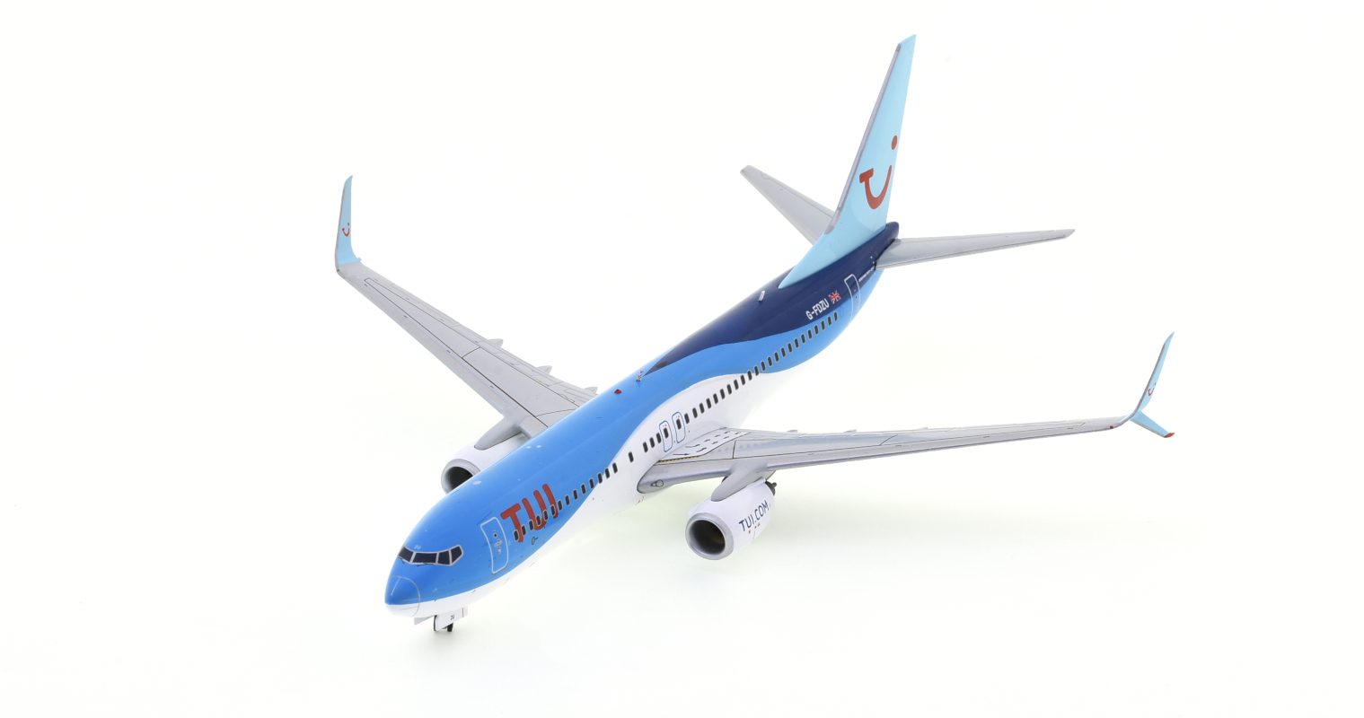 Front port side view of the Boeing 737-800 1/200 scale s diecast model registration G-FDZU in TUI Airway's livery - Gemini Jets G2TOM464