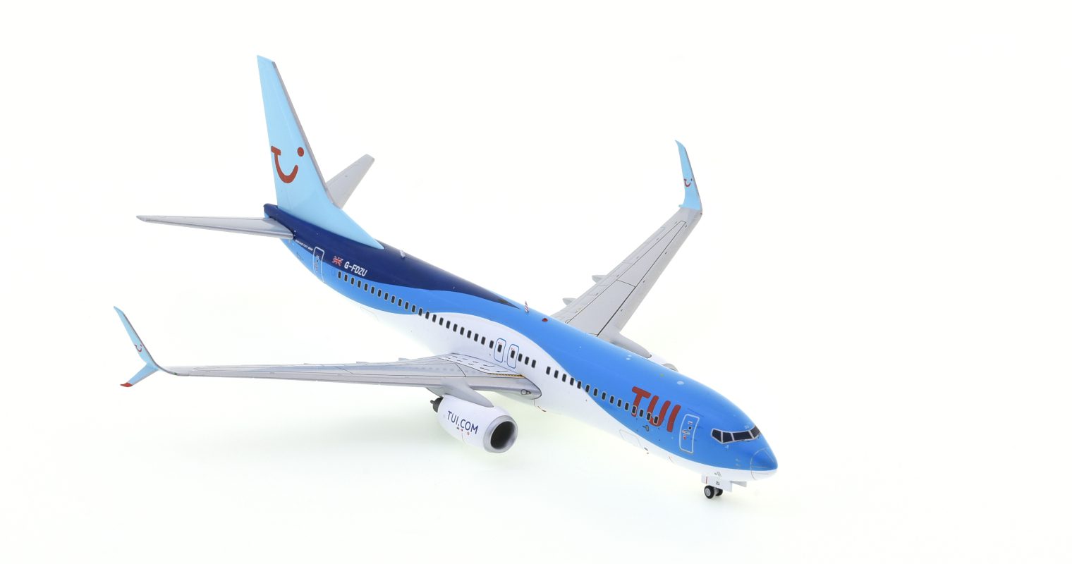 Front starboard view of the Boeing 737-800 1/200 scale s diecast model registration G-FDZU in TUI Airway's livery - Gemini Jets G2TOM464