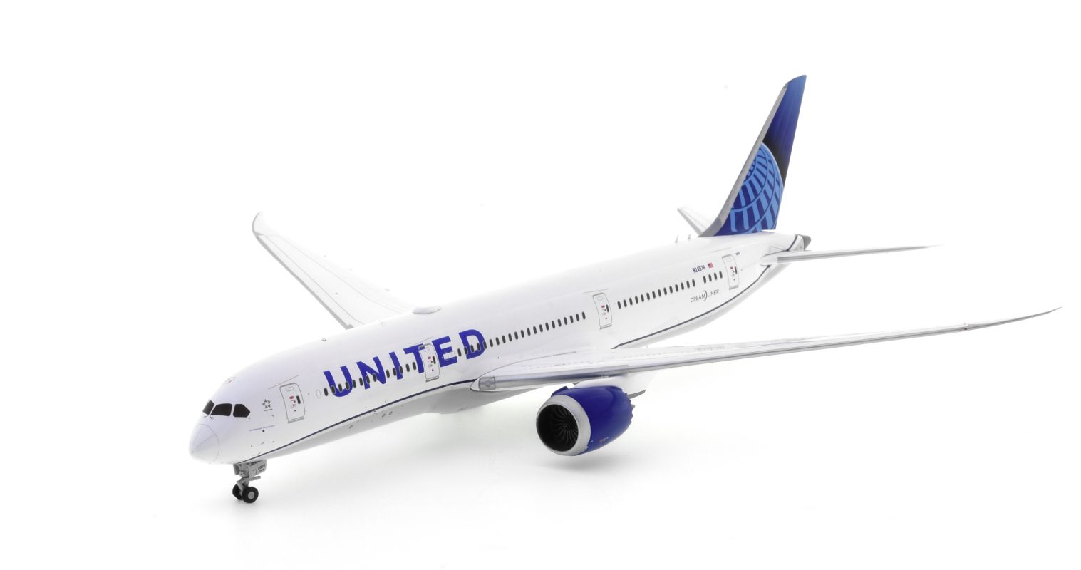 Front port side view of the Boeing B787-9 Dreamliner  1/200 scale diecast model registration N24976 in United Airline's new livery - Gemini Jets G2UAL881
