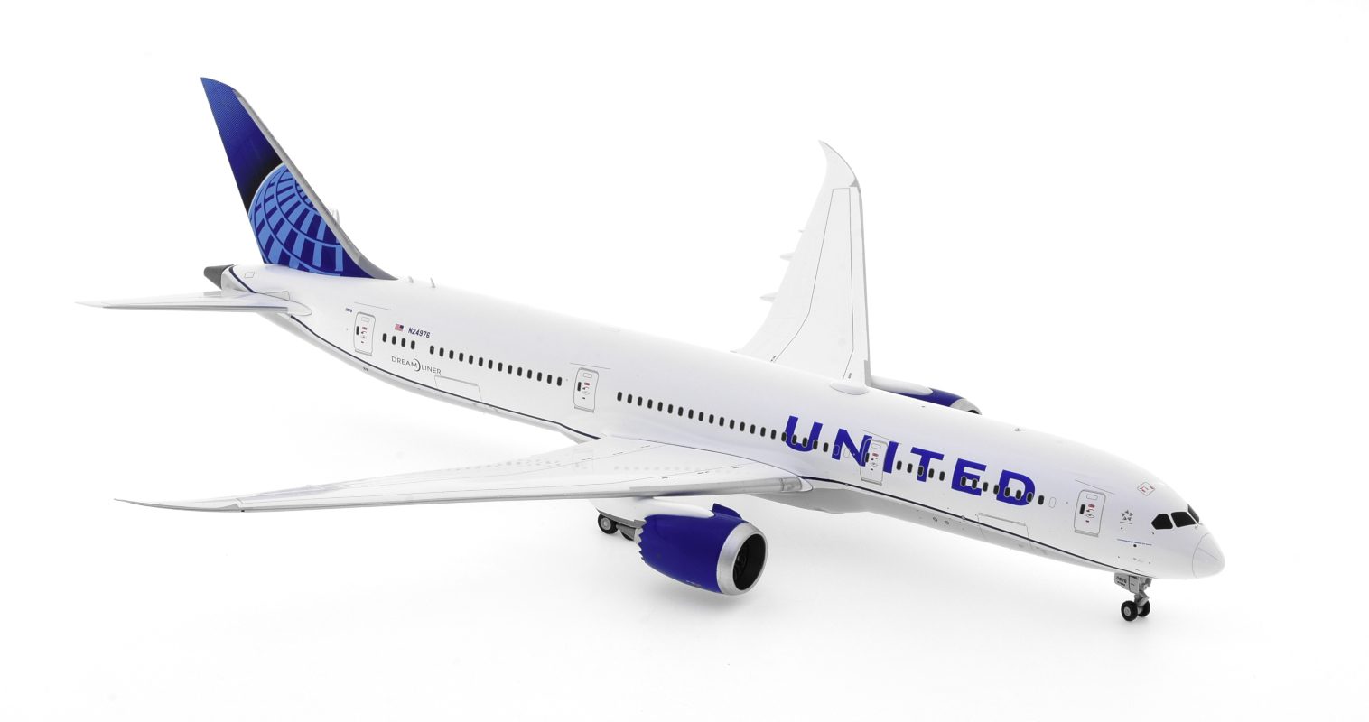 Front starboard side view of the Boeing B787-9 Dreamliner  1/200 scale diecast model registration N24976 in United Airline's new livery - Gemini Jets G2UAL881