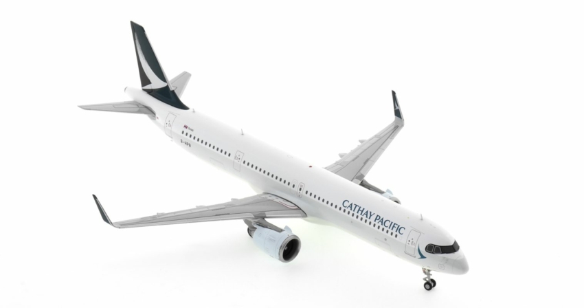 Front starboard side view of the 1/200 scale diecast model Airbus A321neo, registration B-HPB in Cathay Pacific's livery - JC Wings EW221N001