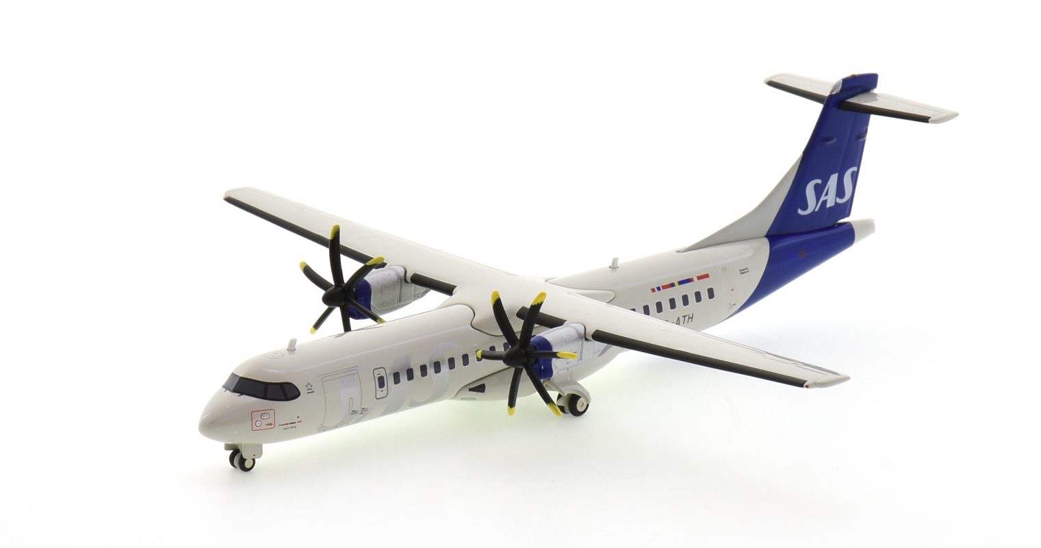 Front port side view of Herpa Wings HE571067 - 1/200 scale diecast model ATR 72-600, registration ES-ATH in Scandinavian Airline's livery.