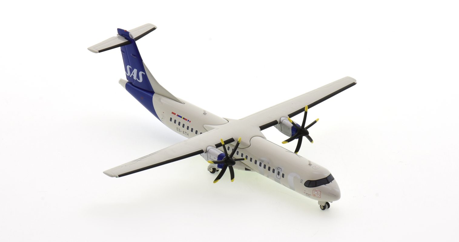 Front starboard side view of Herpa Wings HE571067 - 1/200 scale diecast model ATR 72-600, registration ES-ATH in Scandinavian Airline's livery.