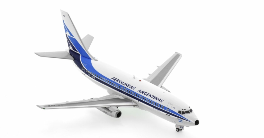 Front starboard side view of EL AVIADOR EAVJMW - 1/200 scale diecast model of the Boeing 737-200 registration LV-JMW, in Aerolíneas Argentina's livery, circa the 1990.