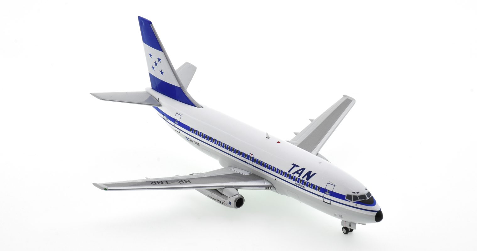 Front starboard side view of EL AVIADOR EAVTNR - 1/200 scale diecast model of the Boeing 737-200 registration HR-TNR, in Tan Airlines's livery, circa the 1980s.