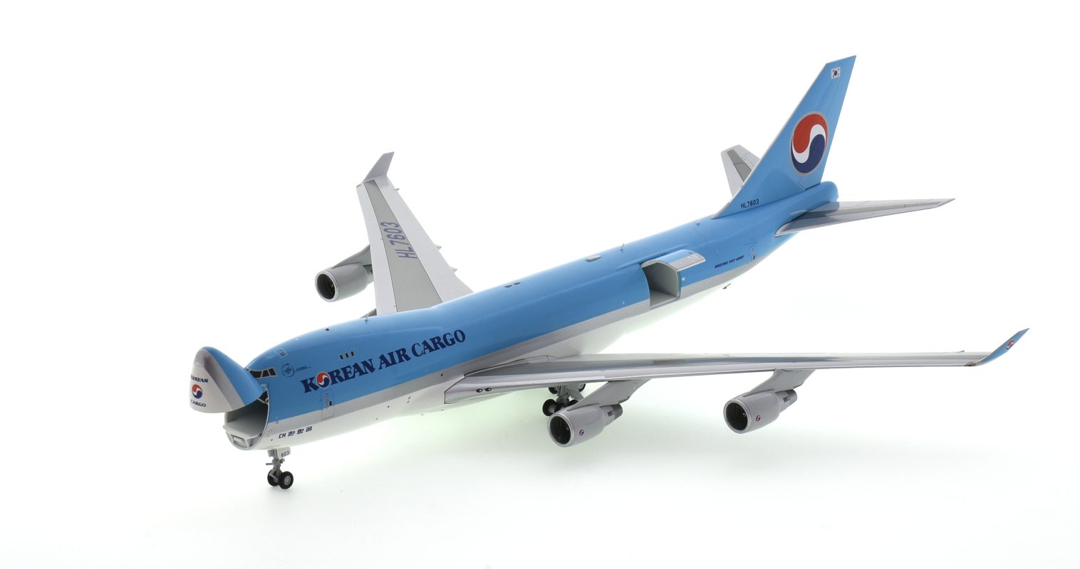 Front port side view of Gemini Jets G2KAL930 - Boeing 747-400ERF 1/200 scale diecast model, registration HL-7603 in Korean Air Cargo's livery.