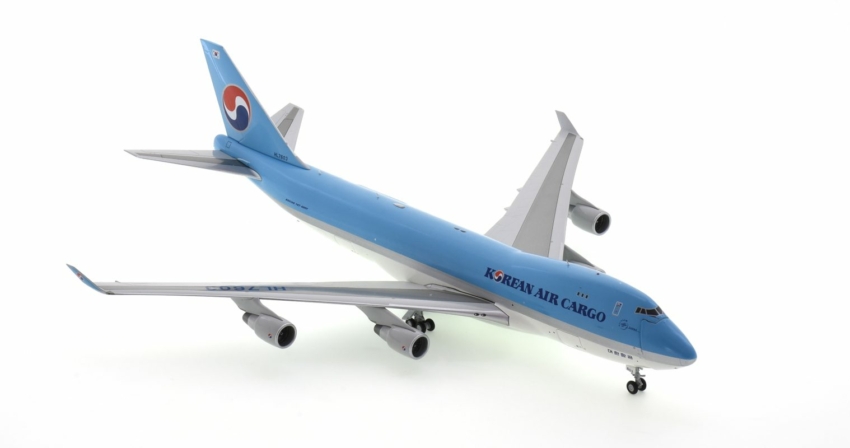 Front starboard side view of Gemini Jets G2KAL930 - Boeing 747-400ERF 1/200 scale diecast model, registration HL-7603 in Korean Air Cargo's livery.