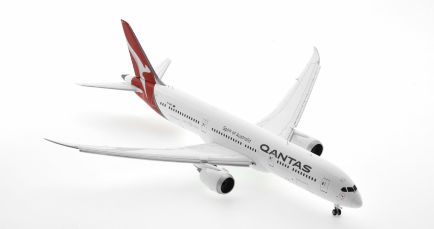 Front starboard side view of Gemini Jets G2QFA983F - 1/200 scale diecast model of the Boeing B787-9 Dreamliner with flaps down, registration VH-ZNK, named "Gangurru", Qantas's "Silver Roo" livery.