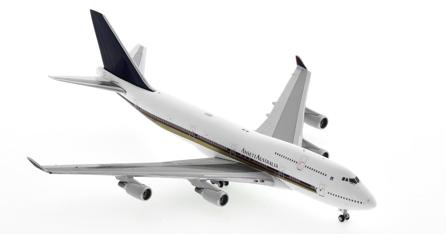 Front starboard side view of JC Wings EW4744005 - Boeing 747-400 1/400 scale diecast model, registration 9V-SMT, in Singapore Airlines's livery with Ansett Australia tittles.