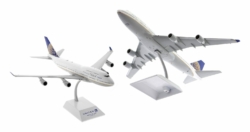 Image of model on display stand, JC Wings JC2UAL203 - Boeing 747-400 1/200 scale diecast model, registration N118UA, in United Airlines final B747 flight livery featuring the airline's iconic 