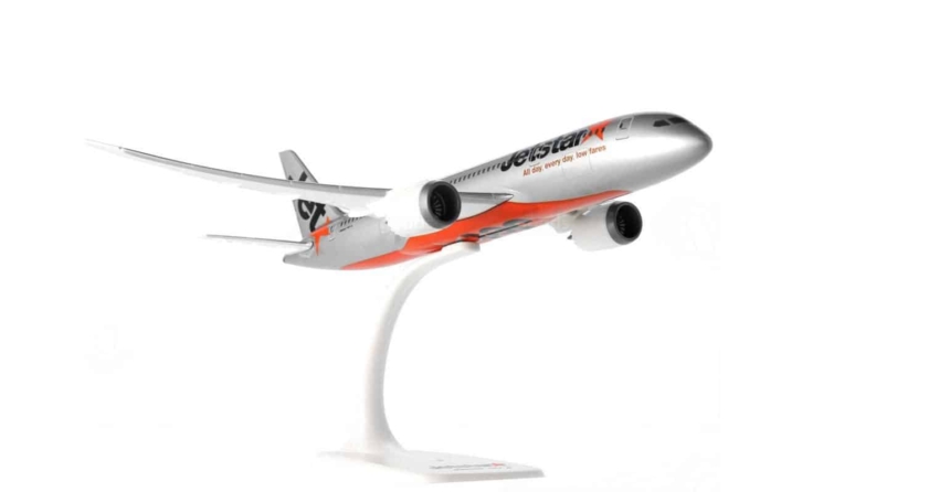 Front starboard side view of HE609883 - 1/200 scale plastic diecast model Boeing B787-8, registration VH-VKA in Jetstar Airway's livery