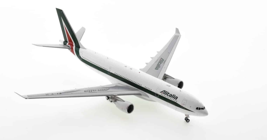 Front starboard side view of IF332AZA0519 - 1/200 scale diecast model Airbus A330-200  of registration EI-EJI in Alitalia's livery