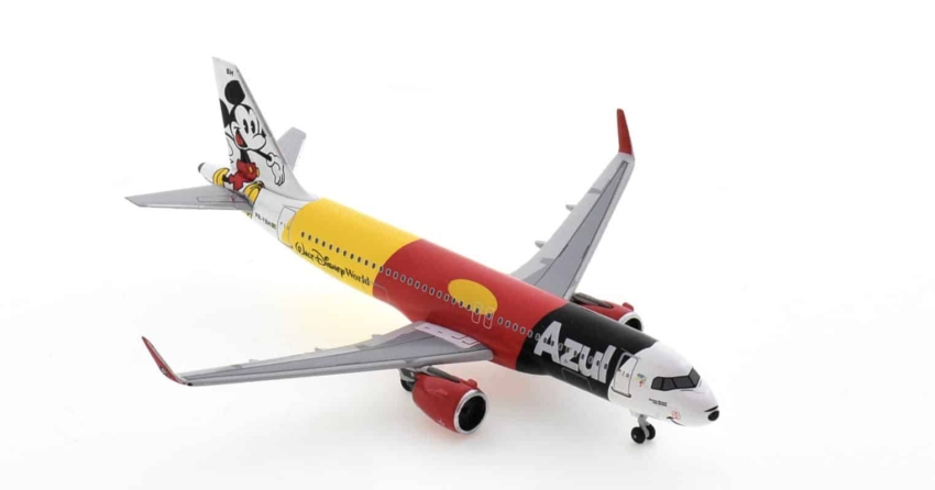 Front starboard side view of the 1/400 scale diecast model A320-200neo registration PR-YSH in Azul Linhas Aerea's "Mickey Mouse - Walt Disney World" livery - Aero Classicss BBX41628