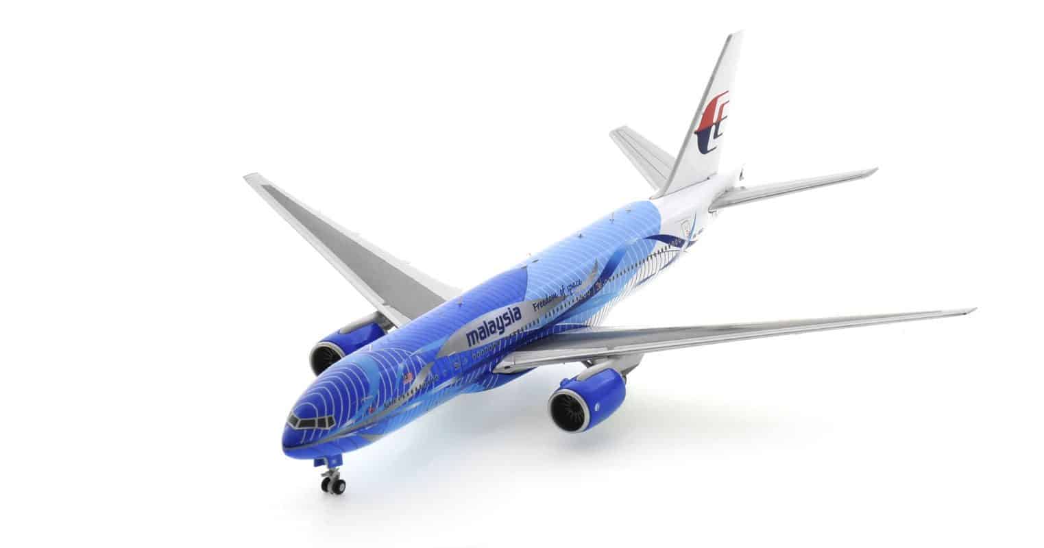 Front port side view of JC4MAS485 / XX4485 - 1/400 scale diecast model Boeing 777-300ER of registration 9M-MRD in Malaysia Airlines 