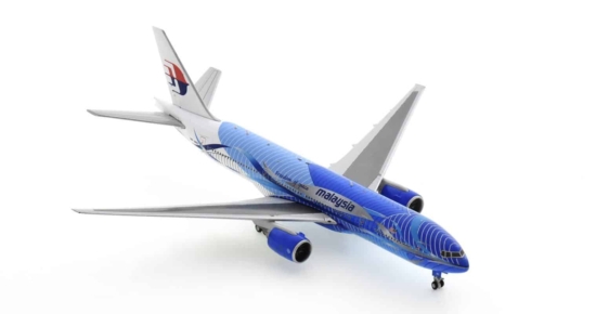 Front starboard side view of JC4MAS485 / XX4485 - 1/400 scale diecast model Boeing 777-300ER of registration 9M-MRD in Malaysia Airlines "Heliconia - Freedom of Space" livery