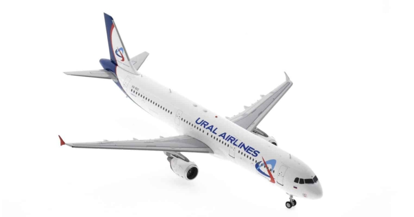 Front starboard view of AviaBoss A2052 - 1/200 scale diecast model Airbus A321-200, registration VQ-BOZ in Ural Airlines livery.