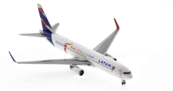 Front starboard view of JC Wings JC4LAN244 / XX4244 - 1/400 scale diecast model B767-300ER registration PT-MSY in LATAM Brasil livery with "Rio 2016" titles.