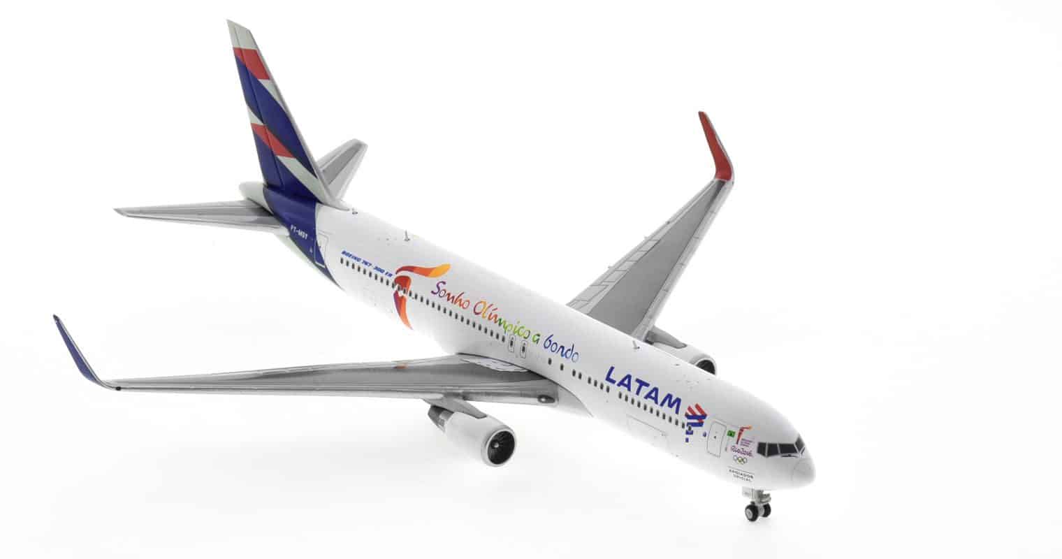 Front starboard view of JC Wings JC4LAN244 / XX4244 - 1/400 scale diecast model B767-300ER registration PT-MSY in LATAM Brasil livery with 