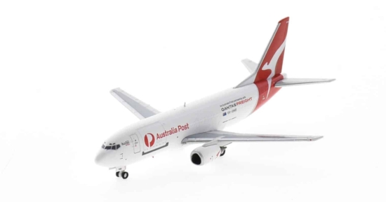 Front port side view of Panda Models PMVHXMR - 1/400 scale diecast model of the Boeing 737-300SF registration VH-XMR in Qantas/Australia Post livery.
