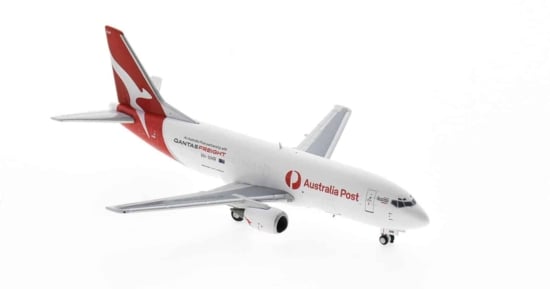 Front starboard side view of Panda Models PMVHXMR - 1/400 scale diecast model of the Boeing 737-300SF registration VH-XMR in Qantas/Australia Post livery.