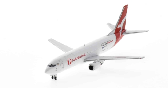 Front port side view of Panda Models PMVHXNH - 1/400 scale diecast model of the Boeing 737-400SF registration VH-XNH in Qantas/Australia Post livery.
