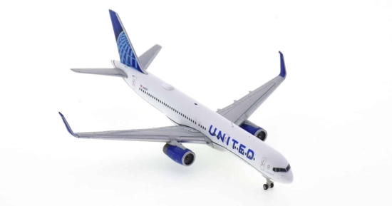 Front starboard side view of Gemini Jets GJUAL2061 - 1/400 scale diecast model of the Boeing 757-200 registration N48127 in United Airlines livery.