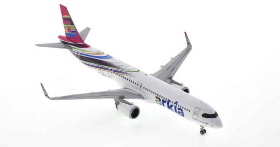 Front starboard side view of the 1/200 scale diecast model Airbus A321-200NX, of registration 4X-AGH, in Arkia Israeli Airlines livery - JC Wings JC2AIZ0040 / XX20040