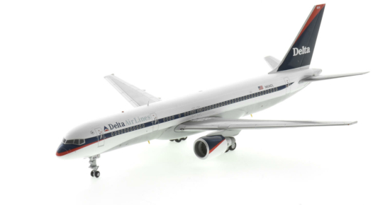 Front port side view of the 1/200 scale diecast model of the Boeing 757-200 registration N604DL in Delta Air Lines livery - Gemini Jets G2DAL964