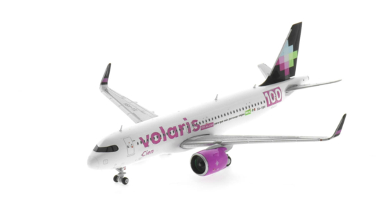 Front port side view of the 1/400 scale diecast model of the Airbus A320-200neo registration XA-VSH in Volaris livery - Gemini Jets GJVOI2132