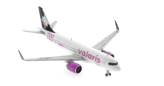 Front starboard side view of the 1/400 scale diecast model of the Airbus A320-200neo registration XA-VSH in Volaris livery - Gemini Jets GJVOI2132