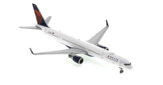 Front starboard side view of the 1/400 scale diecast model Boeing 757-300 (WL) registration N75854 in United Airlines livery - Gemini Jets GJDAL2098