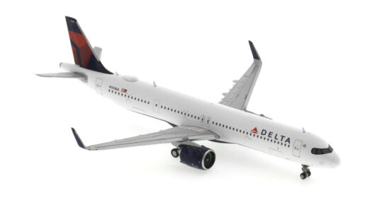 Front starboard side view of the 1/400 scale diecast model Airbus A321-200neo, registration N501DA, in Delta Air Lines livery - Gemini Jets GJDAL2164