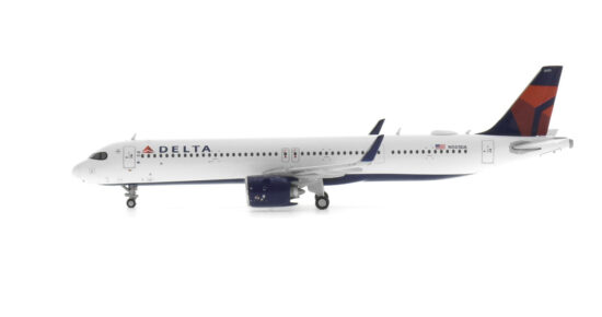 Port side view of the 1/400 scale diecast model Airbus A321-200neo, registration N501DA, in Delta Air Lines livery - Gemini Jets GJDAL2164