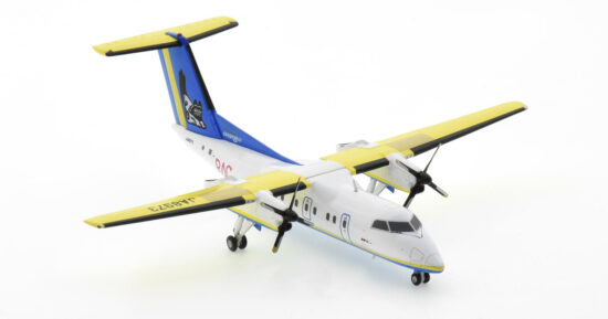 Front starboard side view of the 1/200 scale diecast model of the de Havilland Canada Dash 8-Q103, registration JA8973 in Ryuku Air Commuter livery (RAC) - EW28Q1002