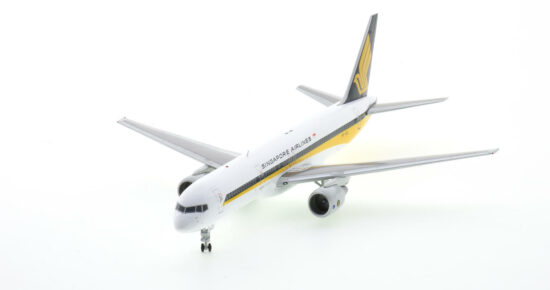 Front port side view of the 1/200 scale diecast model of the Boeing 757-200 registration 9V-SGL, in Singapore Airlines livery - JC2SIA0223 / XX20223