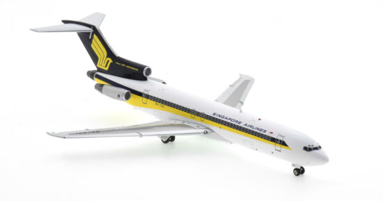 Front starboard side view of the 1/200 scale diecast model Boeing 727-200 (ADV), registration 9V-SGI in Singapore Airlines livery, circa the early 1980s - JF-727-2-003